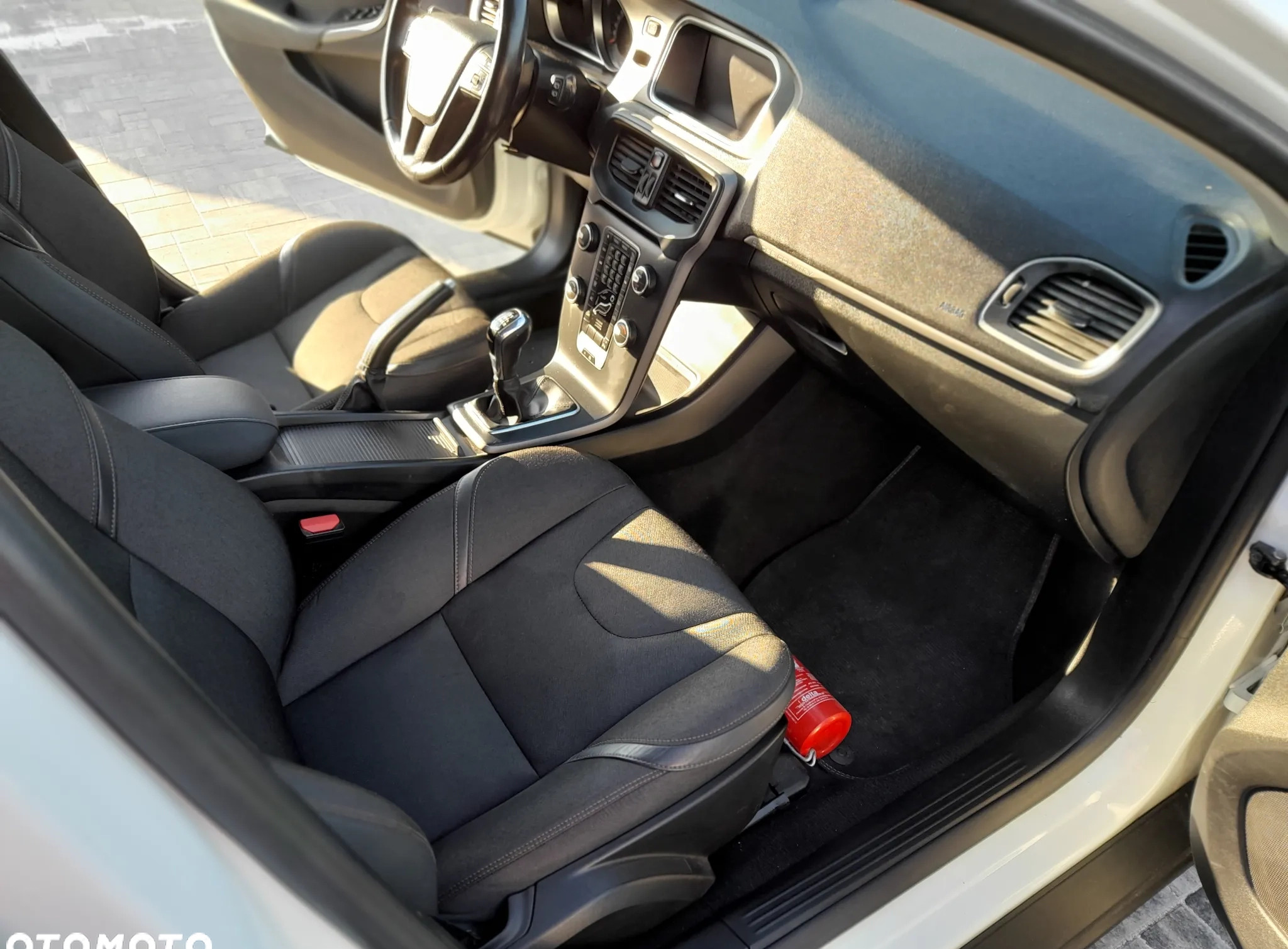 Volvo V40 cena 44900 przebieg: 158000, rok produkcji 2015 z Wołomin małe 172